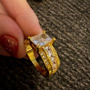 GRANDMAS JEWELRY. Gold-Tone Ring. Size 8